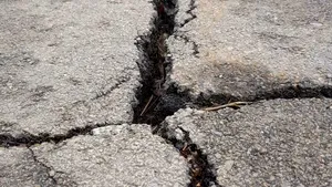O nouă fisură de câţiva metri lungime în asfalt a apărut pe faleza Dunării din Galaţi - FOTO