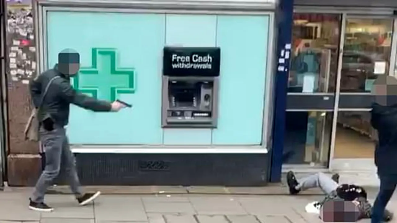 Momentul în care autorul atacului din Londra este eliminat de poliţie. „Doamnă, un terorist tocmai a fost împuşcat aici”. VIDEO