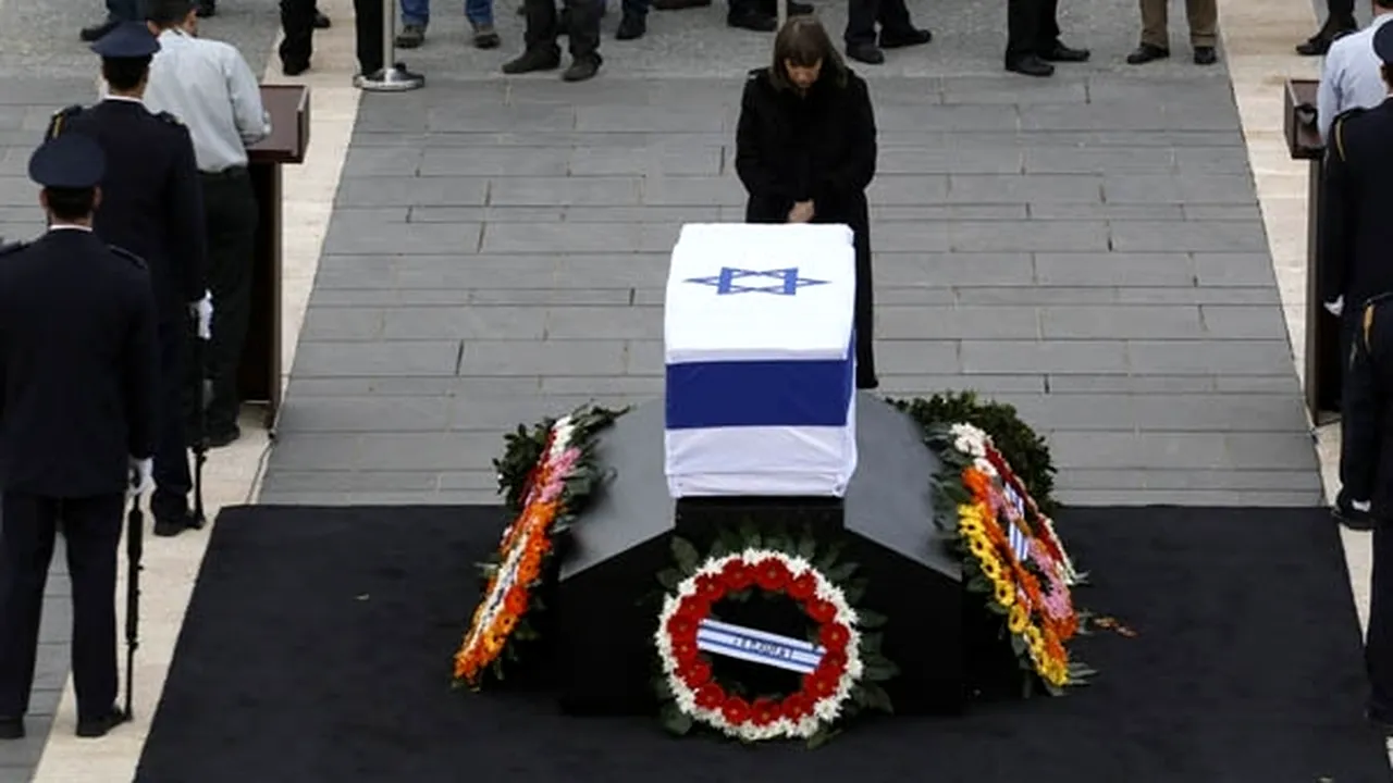 Israelul i-a adus un ultim omagiu lui Ariel Sharon. Fostul premier a fost înhumat la ferma familiei sale. Două RACHETE au fost lansate din Fâşia Gaza - VIDEO
