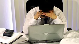 SONDAJ: Mai mult de o treime dintre antreprenori susţin că au restanţe la întreţinere. 16% au spus chiar că nu-şi pot asigura o masă consistentă