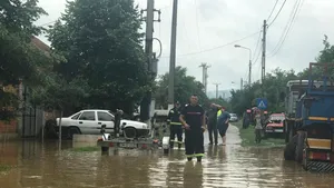 Peste 22.000 de angajaţi ai MAI au intervenit în zonele afectate de inundaţiile din ultimele zile