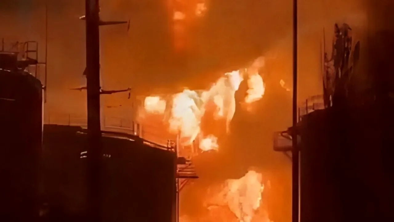 Crimeea: Incendiu uriaș după ce Ucraina a lovit cel mai mare terminal petrolier
