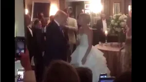 VIDEO Donald Trump şi-a făcut apariţia neanunţat la o nuntă din New Jersey, organizată la clubul său. Ce reacţie au avut mirii şi invitaţii