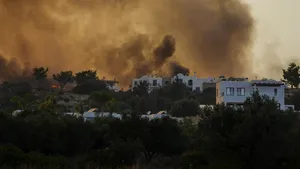 MAE avertizează că pericolul de incendii şi fenomene meteo extreme se menţine în Grecia