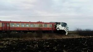 FOTO  Accident grav în Timiş. Un tren de călători a lovit în plin un autocar