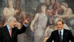 Berlusconi glumeşte despre petrecerile 