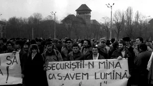 25 DE ANI DE LA REVOLUŢIE - 22 decembrie 1989: Fuga lui Ceauşescu şi zeci de mii de oameni în stradă, sub tiruri de gloanţe