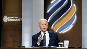Joe Biden cere consolidarea instituţiilor democratice pe plan global şi denunţă 