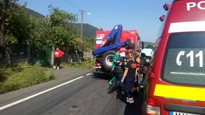 20 de răniţi într-un accident rutier produs în Hunedoara. Printre victime, numeroşi fotbalişti. Poliţiştii verifică de ce sportivii erau transportaţi cu un microbuz şcolar. FOTO