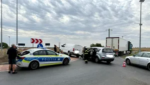 Opt persoane, între care un copil, implicate într-un accident cu patru maşini în Timiş