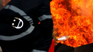 Incendiu uriaş într-o fabrică ucraineană atacată de ruşi. Localnicii au fost rugaţi să stea în case