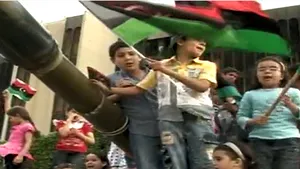 Şocant: Copiii din Libia se joacă pe tancuri şi cer arme, nu lapte - VIDEO