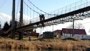 Un bărbat care ameninţa că se aruncă de pe un pod i-a impresionat pe salvatori cu povestea lui