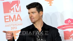 Cântăreţul Robin Thicke şi logodnica sa, implicaţi într-un accident. Maşina lor s-a răsturnat, după impactul cu un alt automobil