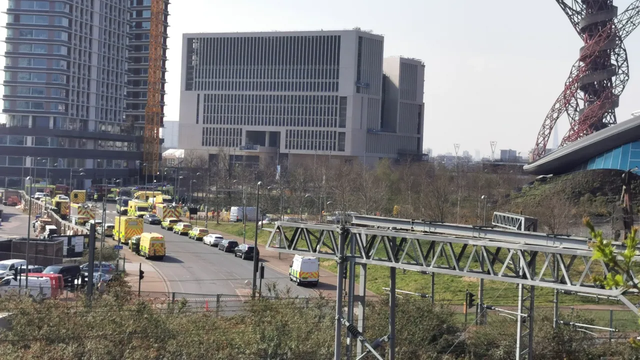Alertă în Londra. Serviciile de intervenţie răspund la un „incident major” care a dus la eliberarea unui gaz 