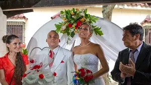 Un homosexual şi o transsexuală s-au căsătorit, în premieră în Cuba, de ziua lui Fidel Castro - FOTO