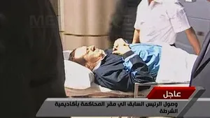 Procesul lui Hosni Mubarak: Fostul preşedinte egiptean, adus cu o targă la tribunal pentru o nouă audiere