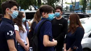 Ştefan, un copil ce suferă de astm, dă Evaluarea Naţională cu mască şi ochelari aburiţi  