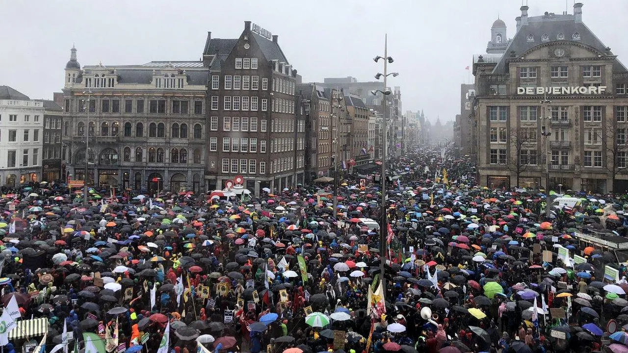 Zeci de mii persoane au manifestat la Amsterdam pentru 
