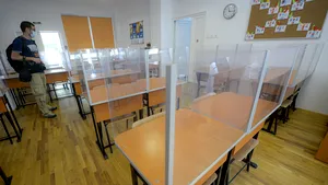 Sectorul din Capitală unde şcoala începe în sistem mixt. Anunţ legat de măşti şi separatoare din policarbonat