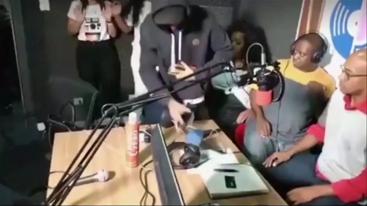 Jaf armat în direct: Momentul în care trei bărbaţi înarmaţi pătrund în studioul unei emisiuni de radio din Brazilia | VIDEO