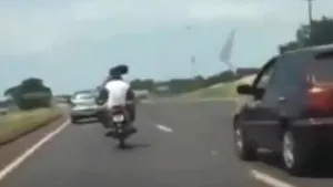 Sărut la 80 de km/oră, pe motocicletă. Gestul unui cuplu brazilian a uimit colegii de trafic - VIDEO 