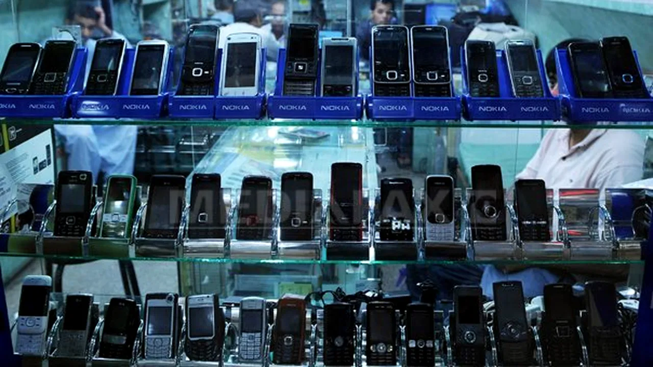 Ce îşi cumpără românii strâmtoraţi de criză: telefoane şi televizoare
