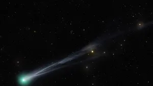 Două comete strălucitoare vor trece pe lângă Pământ în această lună. Iată când și cum le puteți vedea