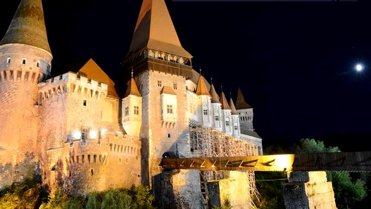 Turiştii au găsit Castelul Corvinilor bântuit de domniţe-stafii şi cavaleri-zombi, de Halloween