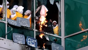 Revoltă în închisoare împotriva restricţiilor COVID-19. Deţinuţii au incendiat obiecte, au spart ferestrele şi au aruncat cu scaune şi saltele 