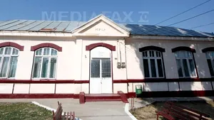 REPORTAJ: Săli de clasă cu perdele în loc de uşi şi fără apă curentă, într-o comună din Buzău - FOTO