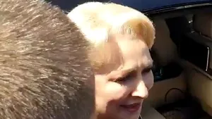 O nouă vizită plină de tensiuni: Viorica Dăncilă, HUIDUITĂ şi la Novaci, în judeţul Gorj/ Persoanele purtau tricouri USR-PLUS | VIDEO
