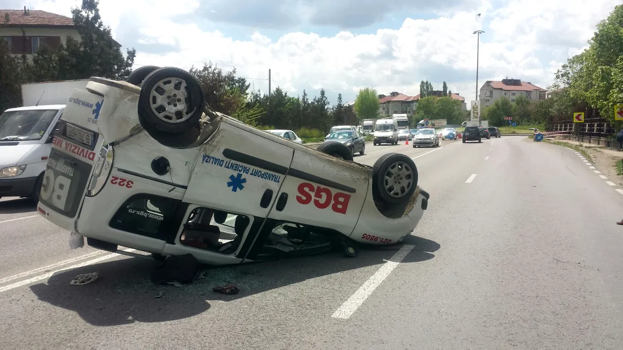 FOTO Cinci persoane rănite după ce o ambulanţă privată s-a răsturnat la ieşirea din Ovidiu 