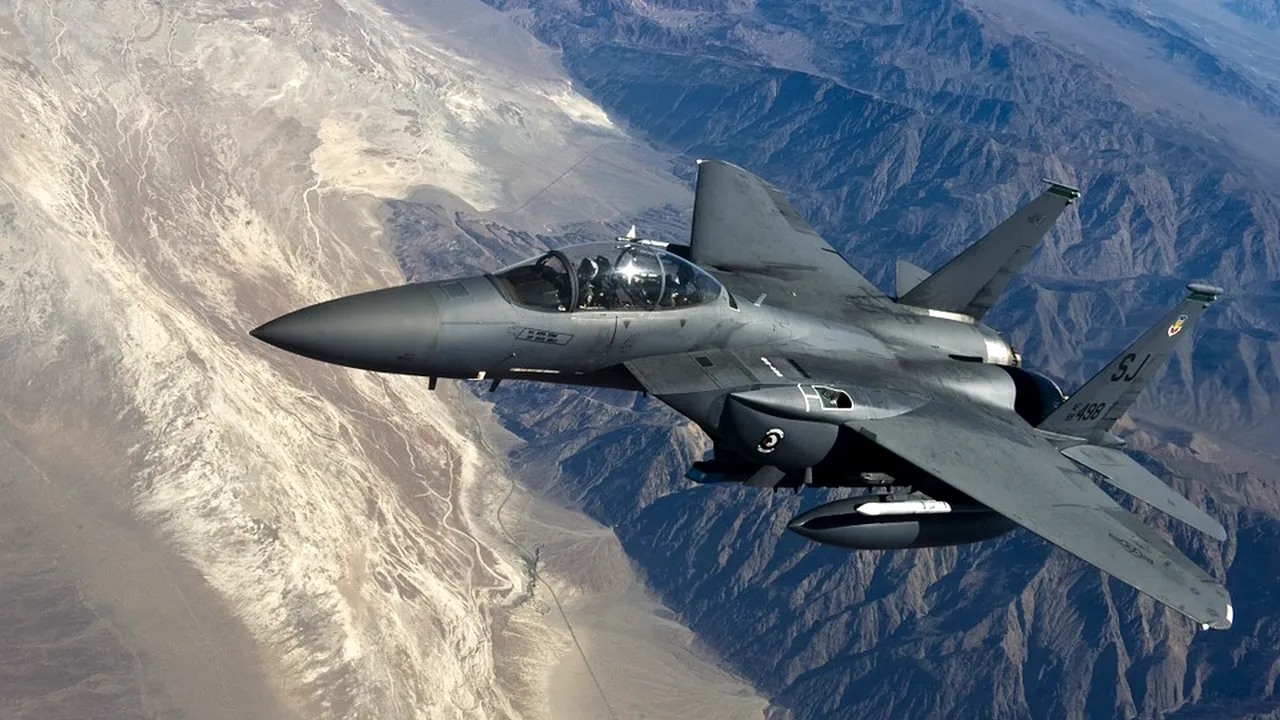 VIDEO - Un avion de vânătoare F-15 a rămas fără cupolă la peste 9.000 de metri altitudine
