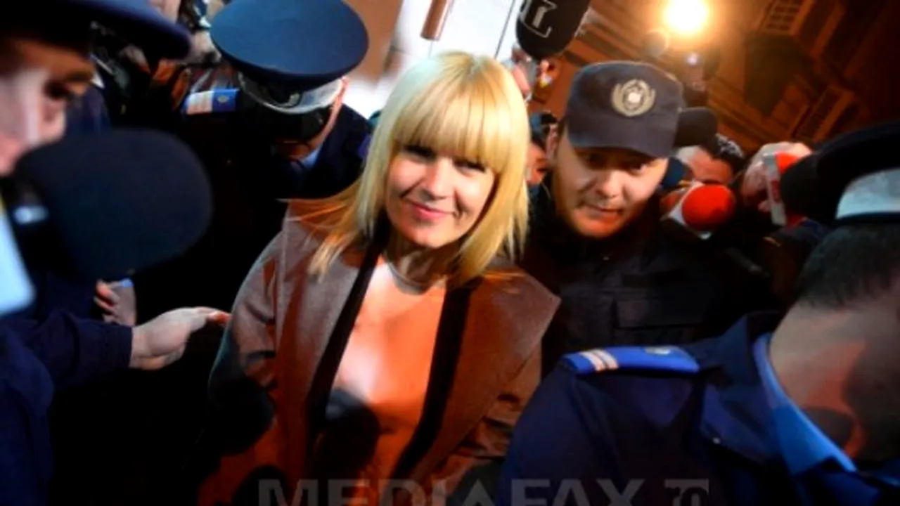 Elena Udrea, REŢINUTĂ în dosarul Microsoft. Ea a fost scoasă din DNA cu cătuşe şi jandarmi, iar în arest a ajuns fără cătuşe: 