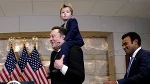 Averea lui Elon Musk depăşeşte 400 de miliarde de dolari, o premieră istorică
