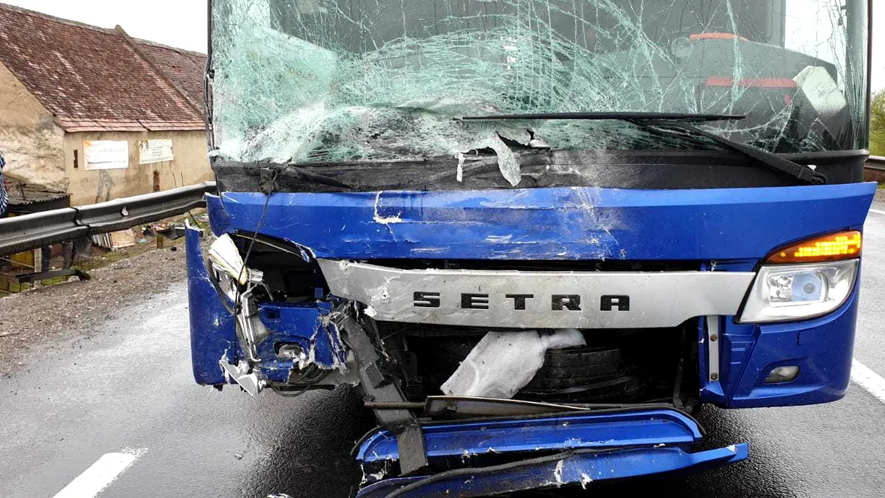 Circulaţie restricţionată în Braşov pe DN1: Şoferul unei maşini a lovit un autocar. O persoană a murit