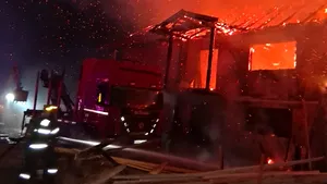 Incendiu puternic într-o localitate din Hunedoara: Flăcări și degajări mari de fum la acoperișul unei hale