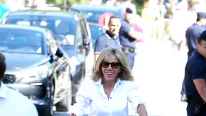 FOTO Prima Doamnă a Franţei a făcut senzaţie într-o fustă mini pe o bicicletă