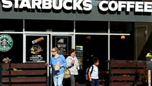 Marea Britanie: La presiunea clienţilor, Starbucks se oferă să plătească taxe de 20 milioane de lire