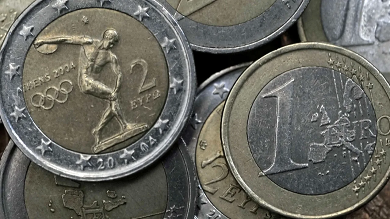 România va adopta moneda europeană în 2015. Criza din Grecia întârzie extinderea zonei euro