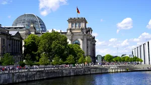 200 de persoane din Berlin s-au aruncat în apele râului Spree, în semn de protest pentru interzicerea scăldatului