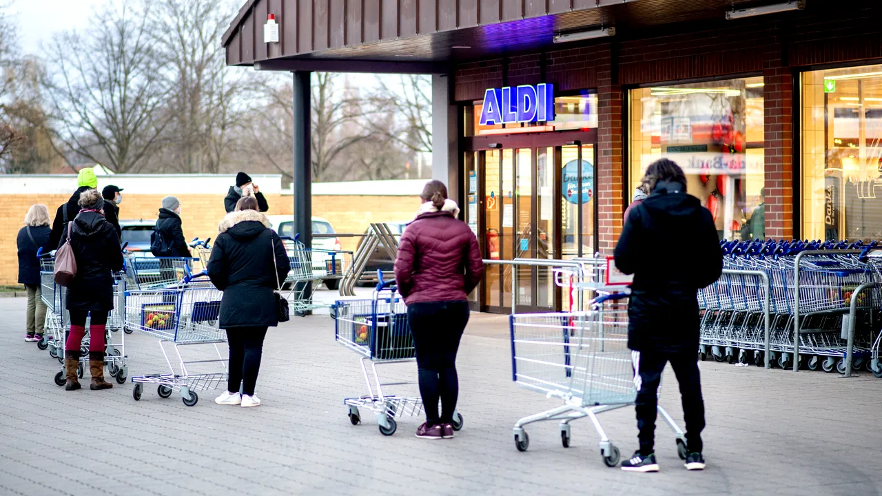 Teste rapide Covid-19, vândute ca bunuri de larg consum în Germania, la supermarket. Vestea aceasta a format cozi lungi 