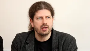 Legea parteneriatului civil, care permite o alternativă la căsătorie, aviz favorabil. Remus Cernea, iniţiator: 