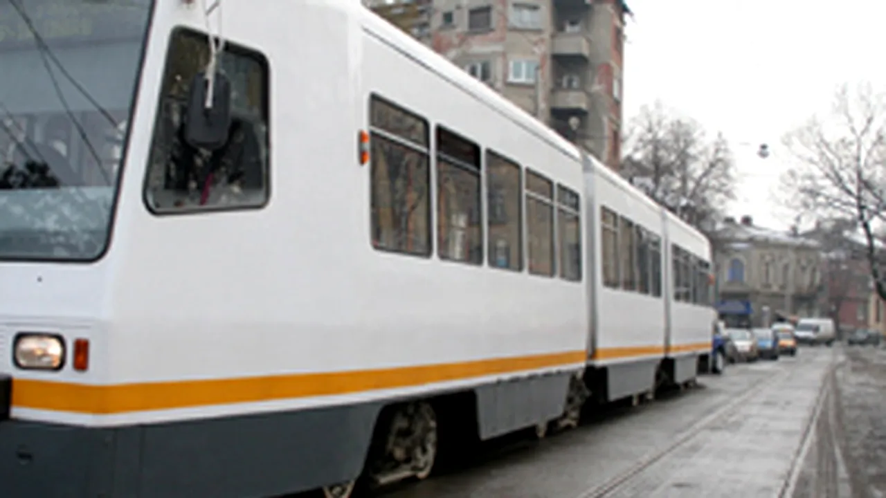 Un bărbat a fost prins sub tramvai în Capitală 