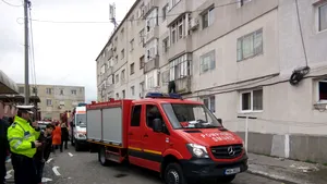 FOTO, VIDEO EXPLOZIE într-un bloc din Constanţa. O femeie a fost RĂNITĂ
