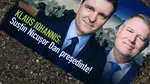 Fluturași cu sloganul „Klaus Iohannis: Susțin Nicușor Dan președinte!” se distribuie în București / Nicușor Dan: Românii să voteze pentru ca aceste mizerii să nu se mai întâmple