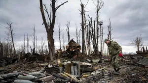 Războiul din Ucraina, ziua a 72-a. Embargo total asupra petrolului rusesc va fi impus de către UE peste 9 luni / Luptele continuă în Azovstal. Au pierdut ruşii încă o navă de război? A continuat evacuarea civililor. Paradele de 9 Mai, anulate la Mariupol. Republicile Doneţk şi Lugansk şi-au numit ambasadori la Moscova. Nou schimb de prizonieri