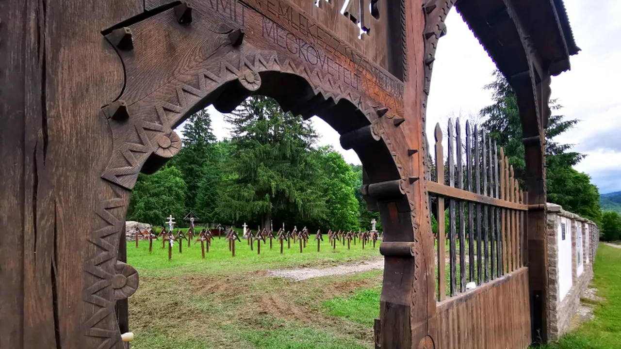 Plângere la IPJ Harghita după distrugerea plăcii de informare de la cimitirul din Valea Uzului