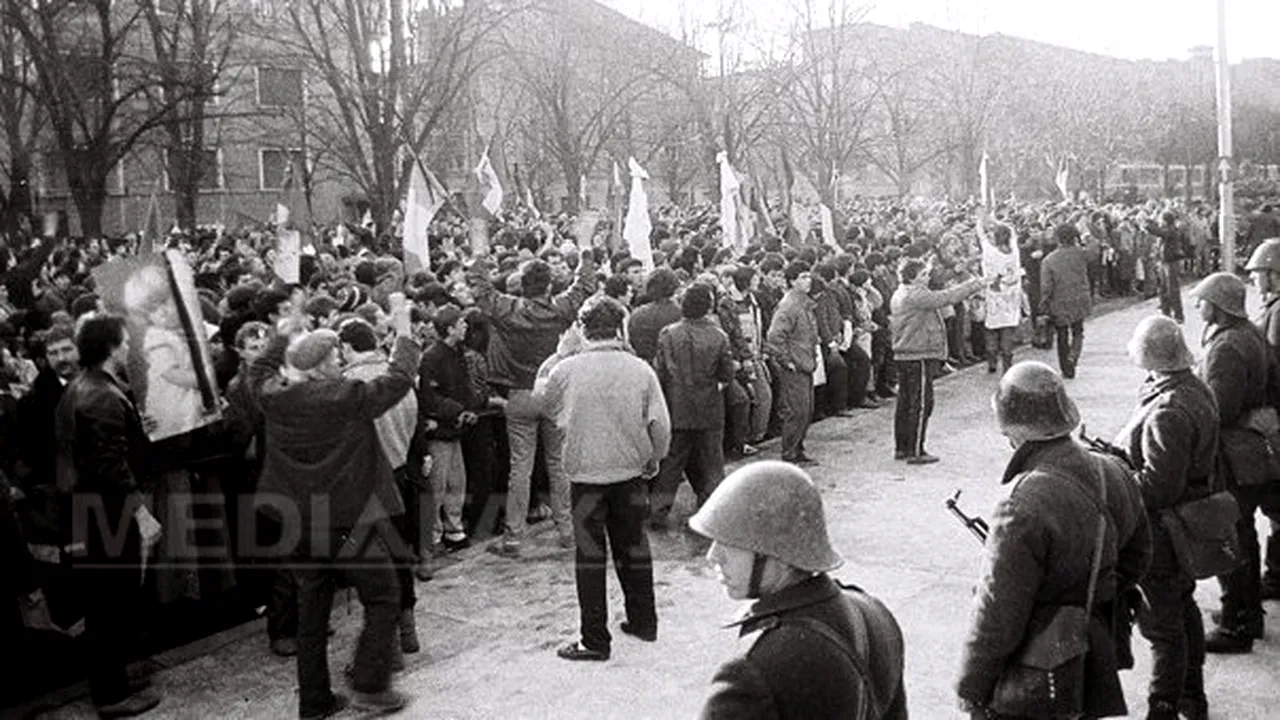 Procesiune în Capitală pentru eroii împuşcaţi la Timişoara şi incineraţi la crematoriul Cenuşa 